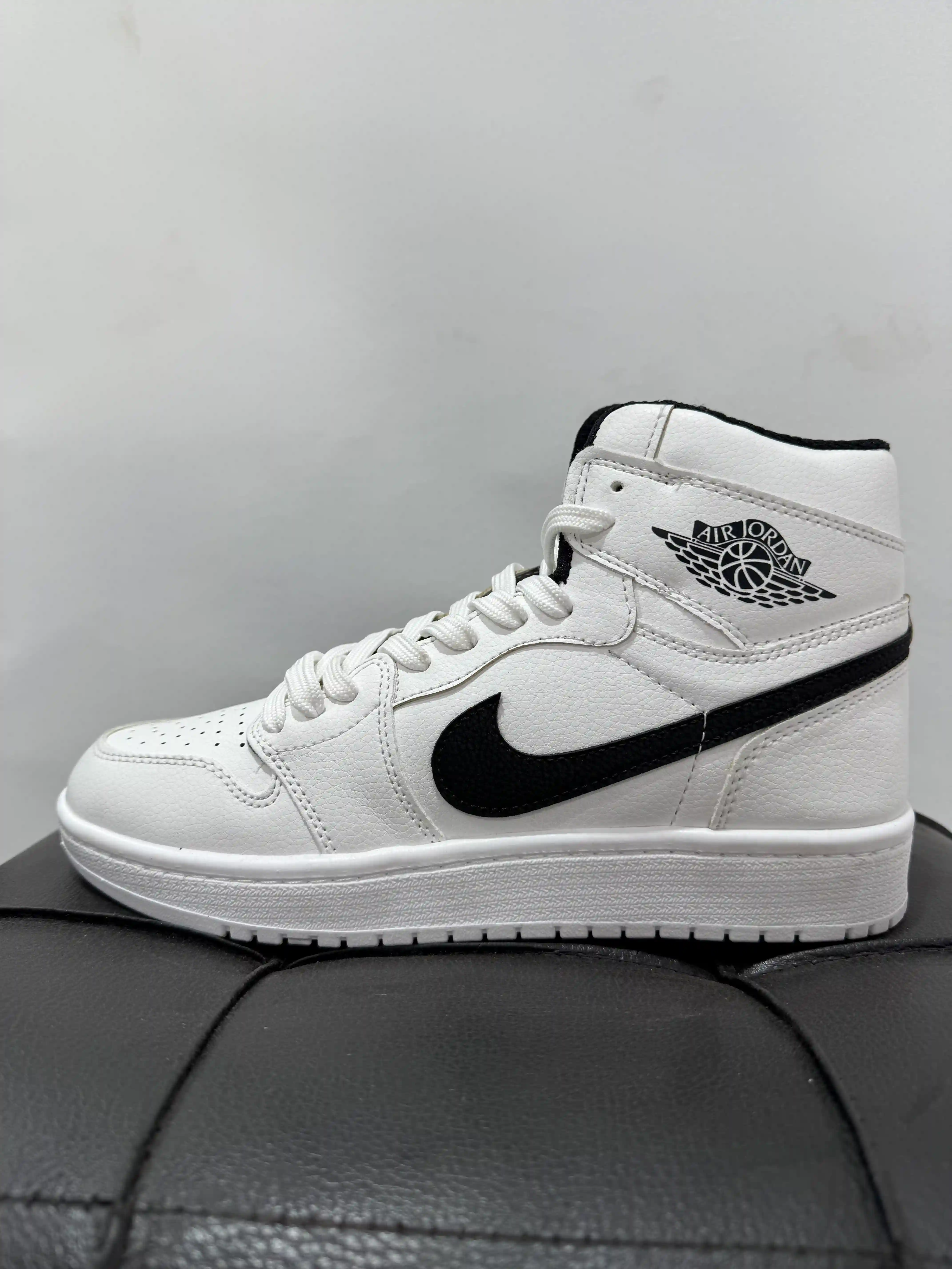 جردن 1سفید مشکی 