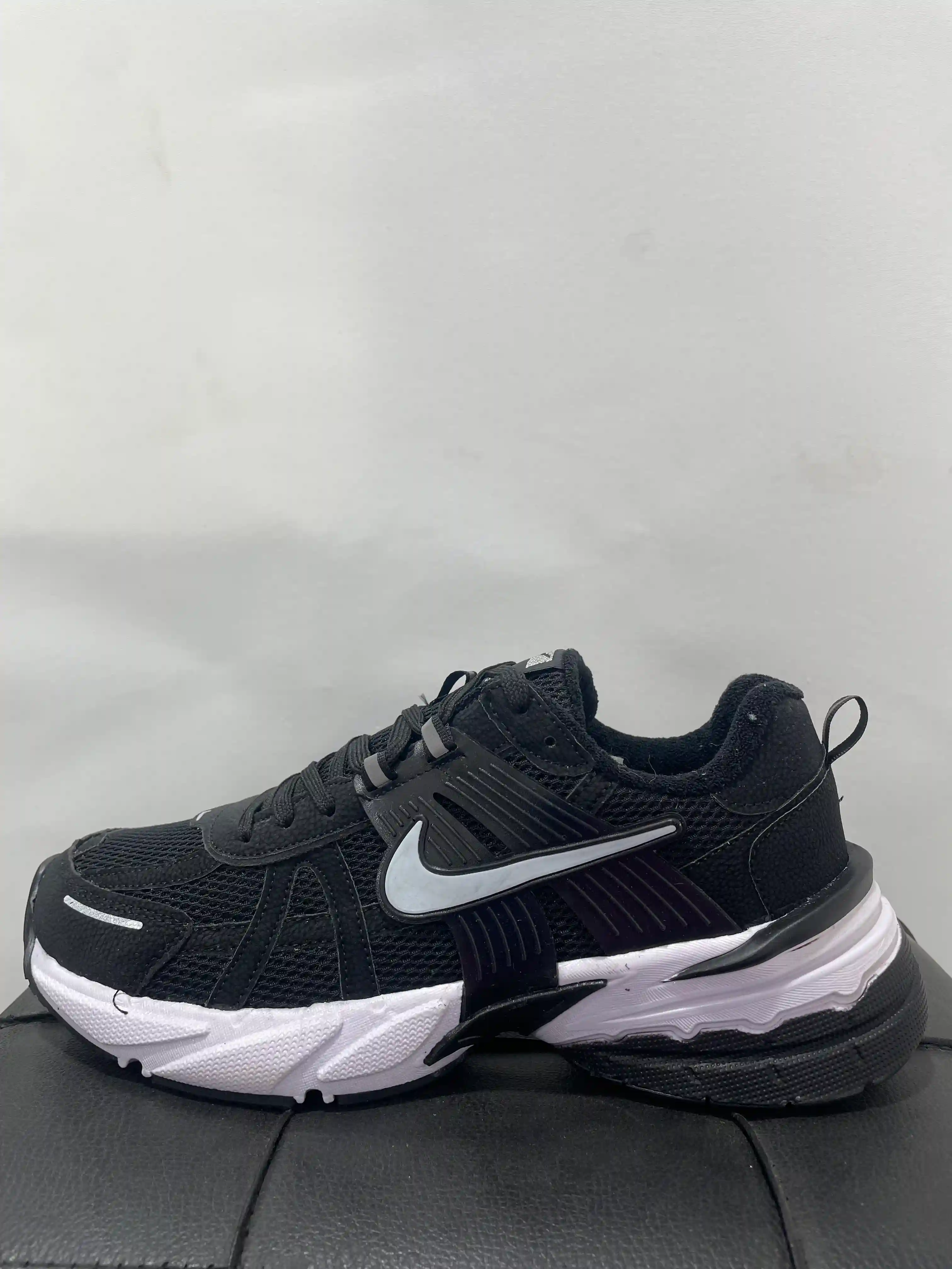 V2k مشکی سفید