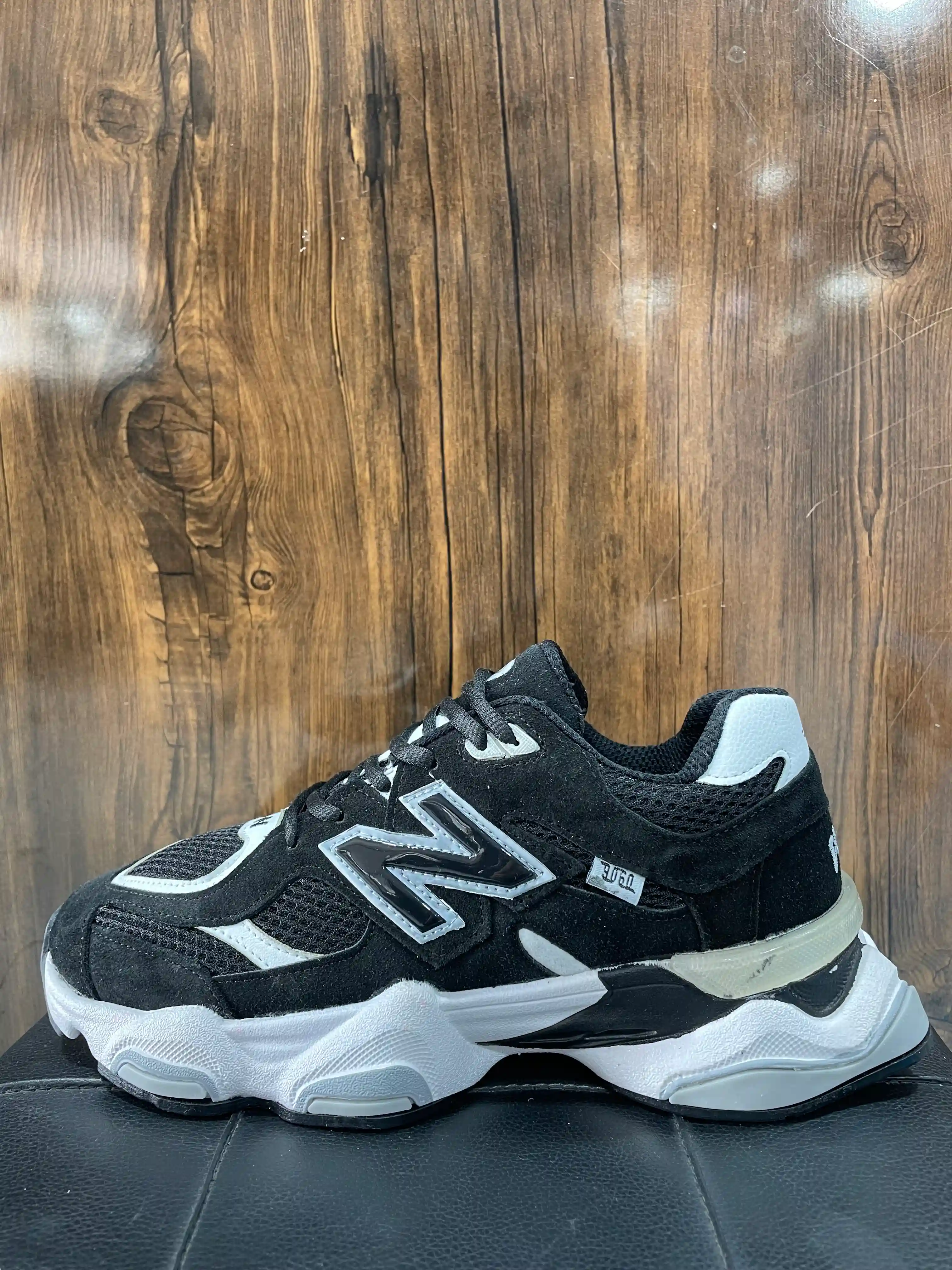 نیوبالانس ۹۰۶۰ بزرگ پا مشکی سفید