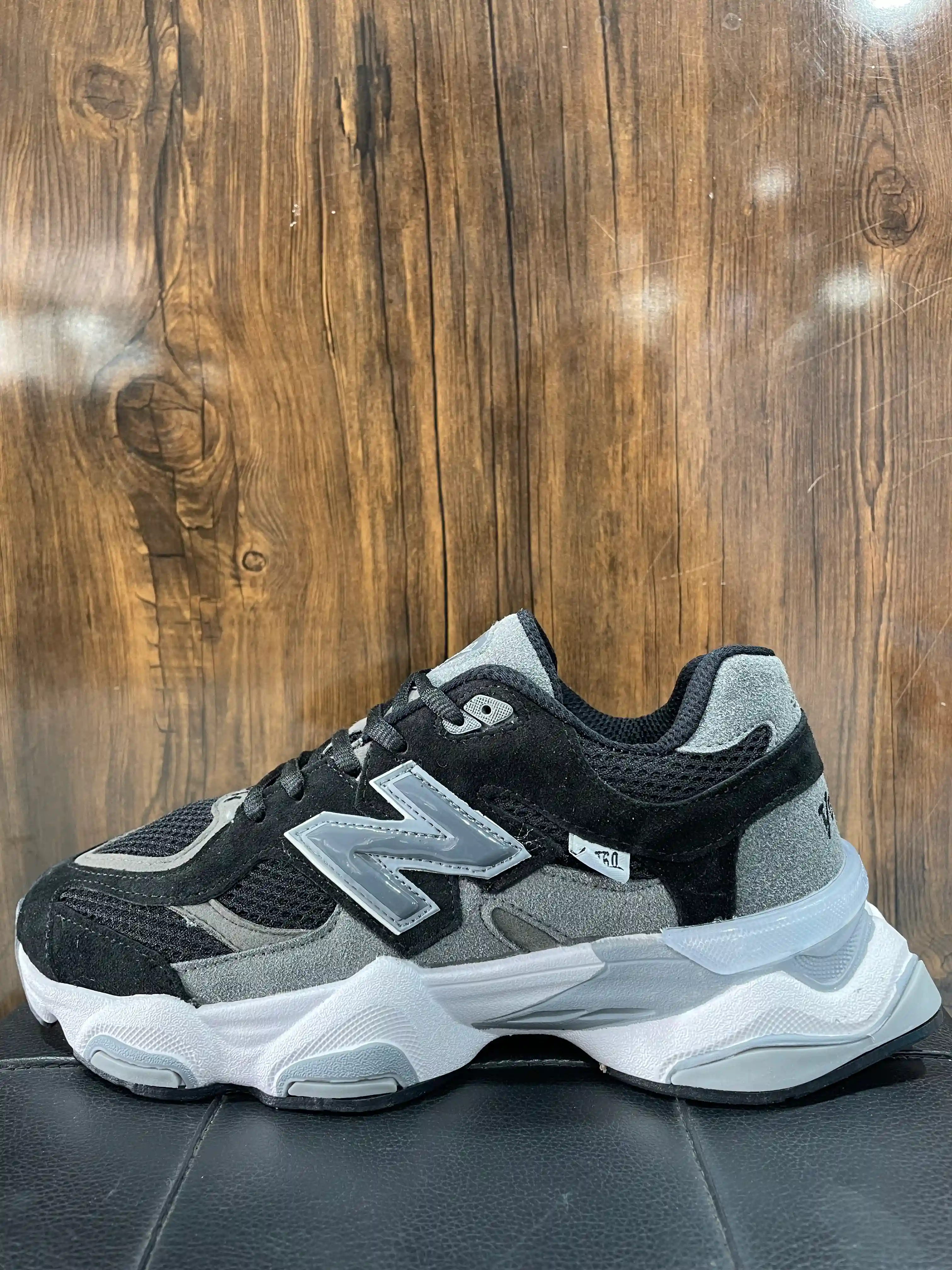 نیوبالانس ۹۰۶۰ بزرگ پا مشکی طوسی